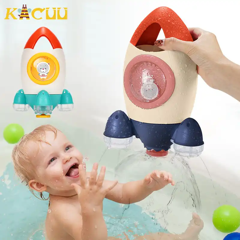 la bebe juega con juguetes de agua