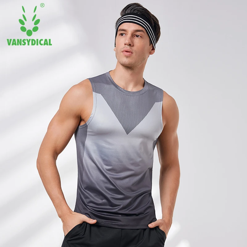 hombres musculosos con camisa