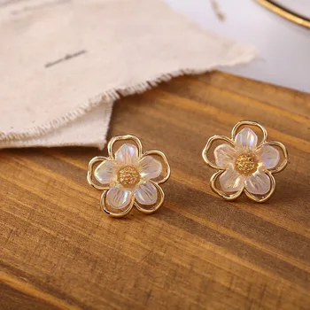 

2020 New Arrival Sweet Hollow Shell Flower Stud Earrings For Women Holiday Jewelry Fashion Elegant Oorbellen Bijoux Party Gifts