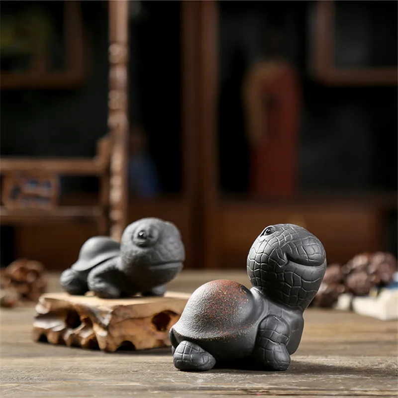 Importante tortue en céramique vernissée marron formant jar