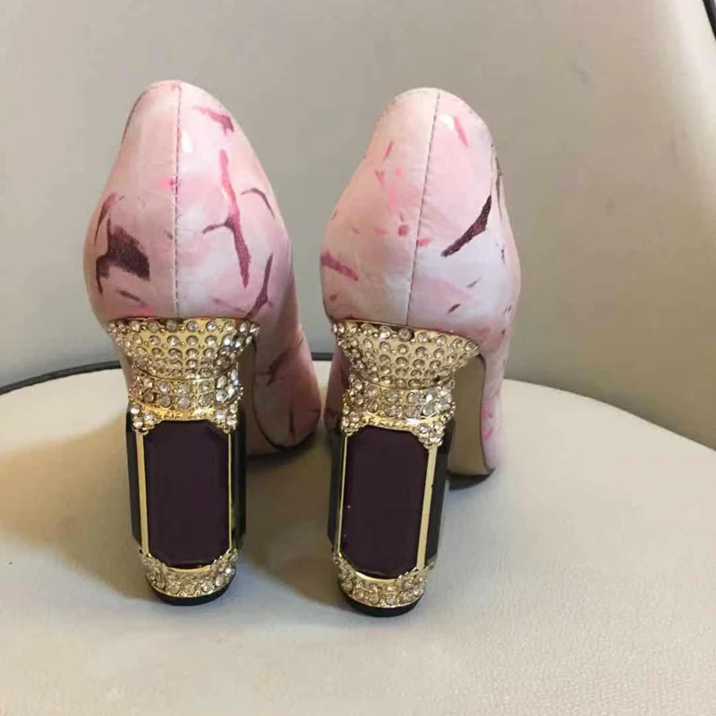 Розовые туфли-лодочки на квадратном каблуке со стразами; туфли без застежки с острым носком на высоком каблуке; официальная обувь; Женская вечерняя Обувь