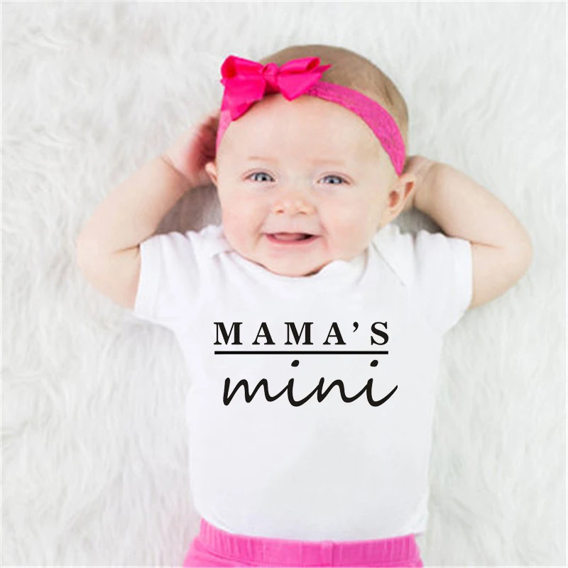 Забавный комбинезон для новорожденных с надписью «Mama's Mini», хлопковый комбинезон с короткими рукавами для маленьких мальчиков и девочек, Комбинезон Onesie, одежда