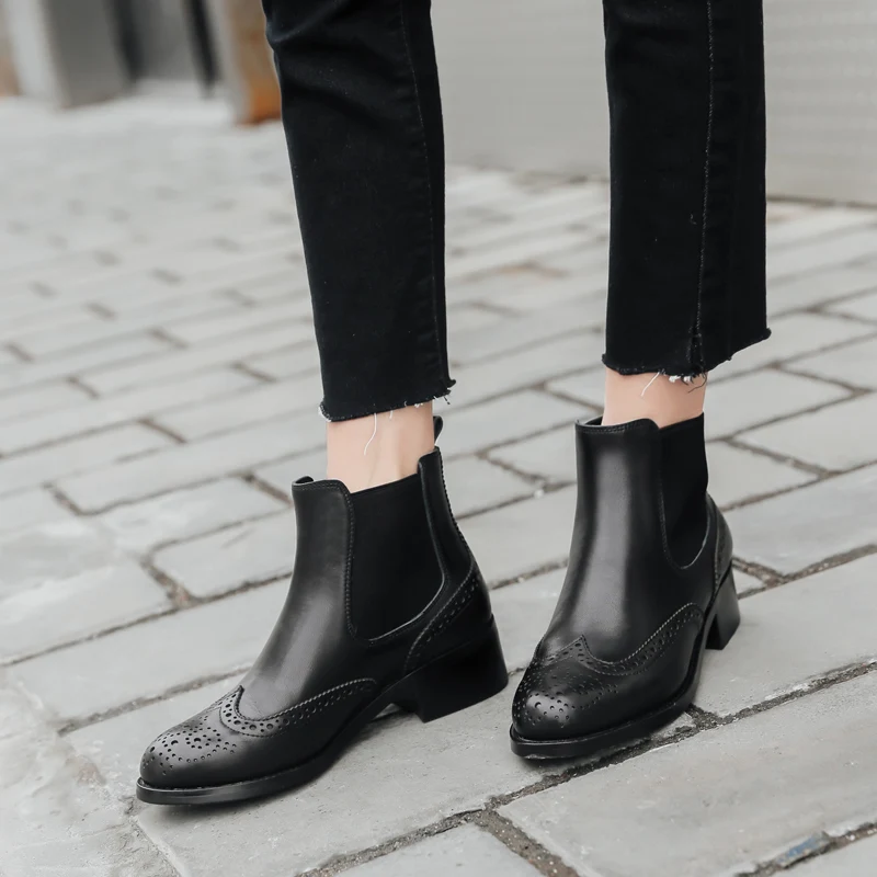 Donna-in/ботильоны «Челси»; женская обувь из натуральной кожи; сезон осень-зима; черные женские ботинки-броги на среднем каблуке с круглым носком;