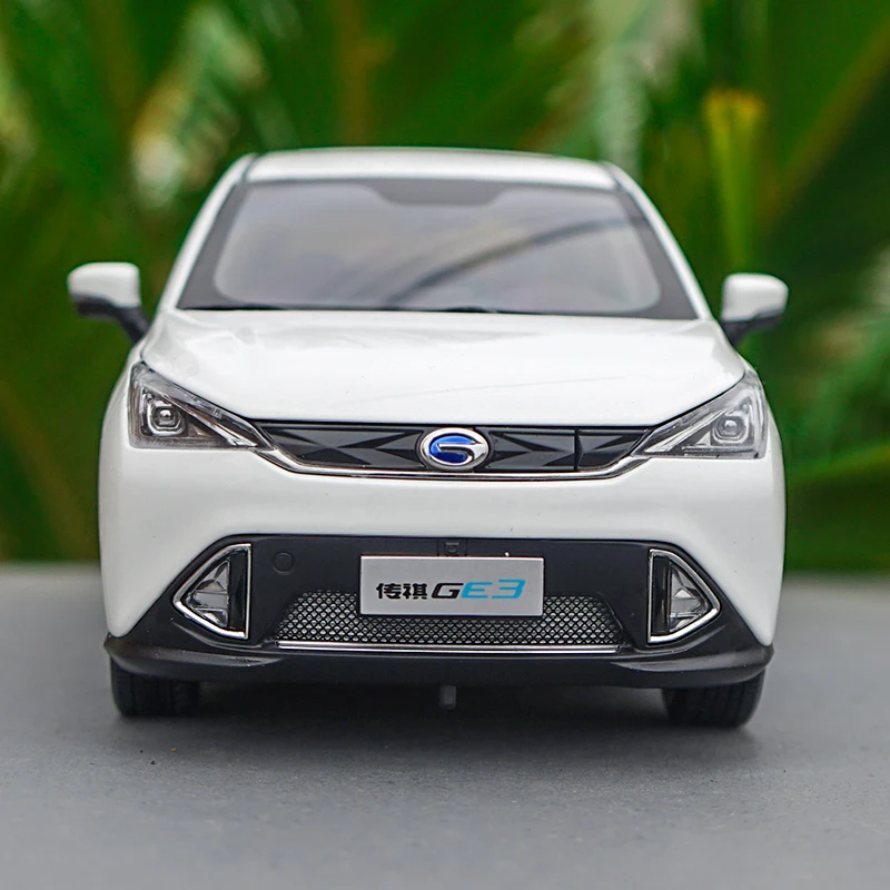 1:18 GACNE Trumpchi GE3 литые весы модели+ маленький подарок - Цвет: White