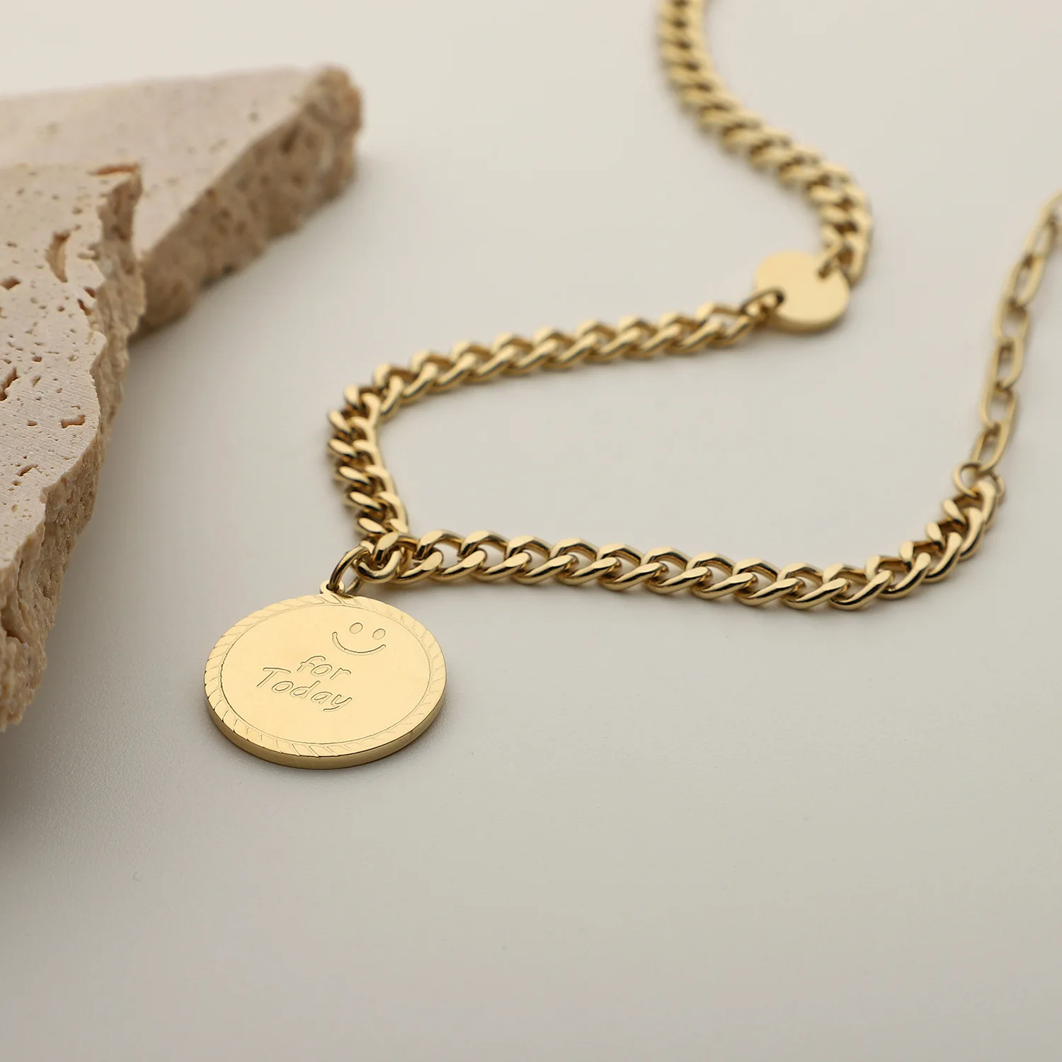 Cute Fun Double-sided Rotating Smiley Face Pendants & Necklace Women Simple Design Gilded Smiling Faces Choker Jewelry Gift