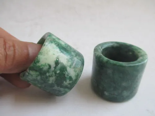 Jade de jade antiguo de China tallado en la mano. ООН par de regalos de artesanía de Jade con anillo de pulgar