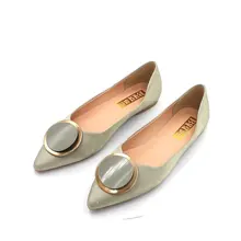 Новинка года; атласные туфли-лодочки с круглым носком и пряжкой; женская обувь на плоской подошве в Корейском стиле; модные красные вечерние туфли феи с острым носком