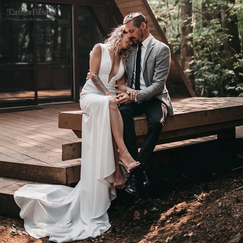 

Mermaid V-Neck Wedding Dresses Sweep Train Simple Elegant Bridal Gowns DW246