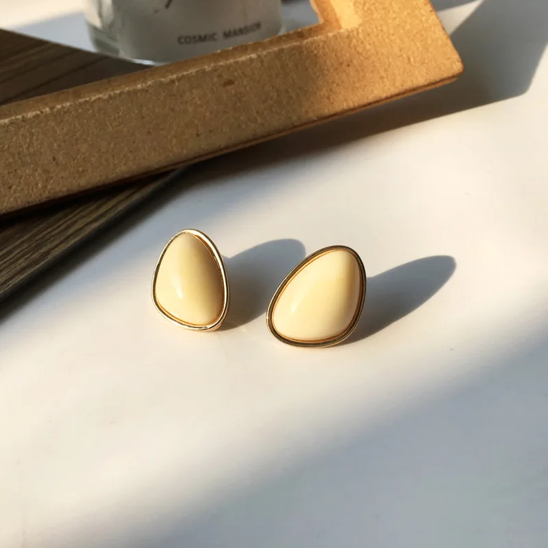 

2021 Fashion Vintage Irregular Resin Stud Earrings Creative Geometric Stud Earring for Women Pendientes Brincos Oorbellen