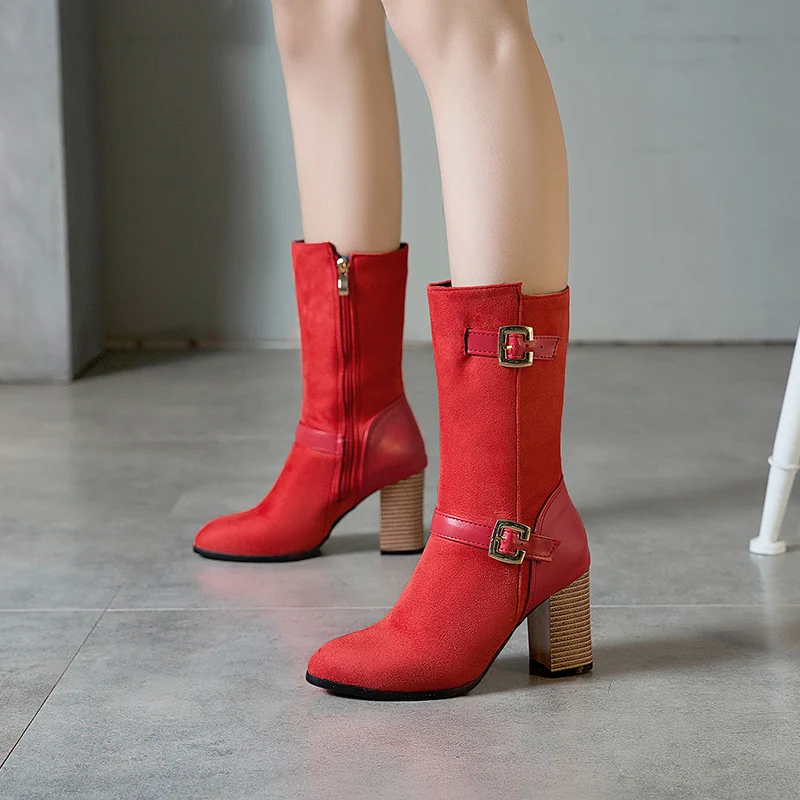 Модные ботинки до середины икры с пряжкой размера плюс 48 женские ботинки на высоком квадратном каблуке г. Осенне-зимняя женская обувь из флока красного и черного цвета