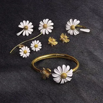 

New golden little daisy earrings flower bee animal necklace asymmetric adjustable buckle bracelet women's suit jewelry party2020