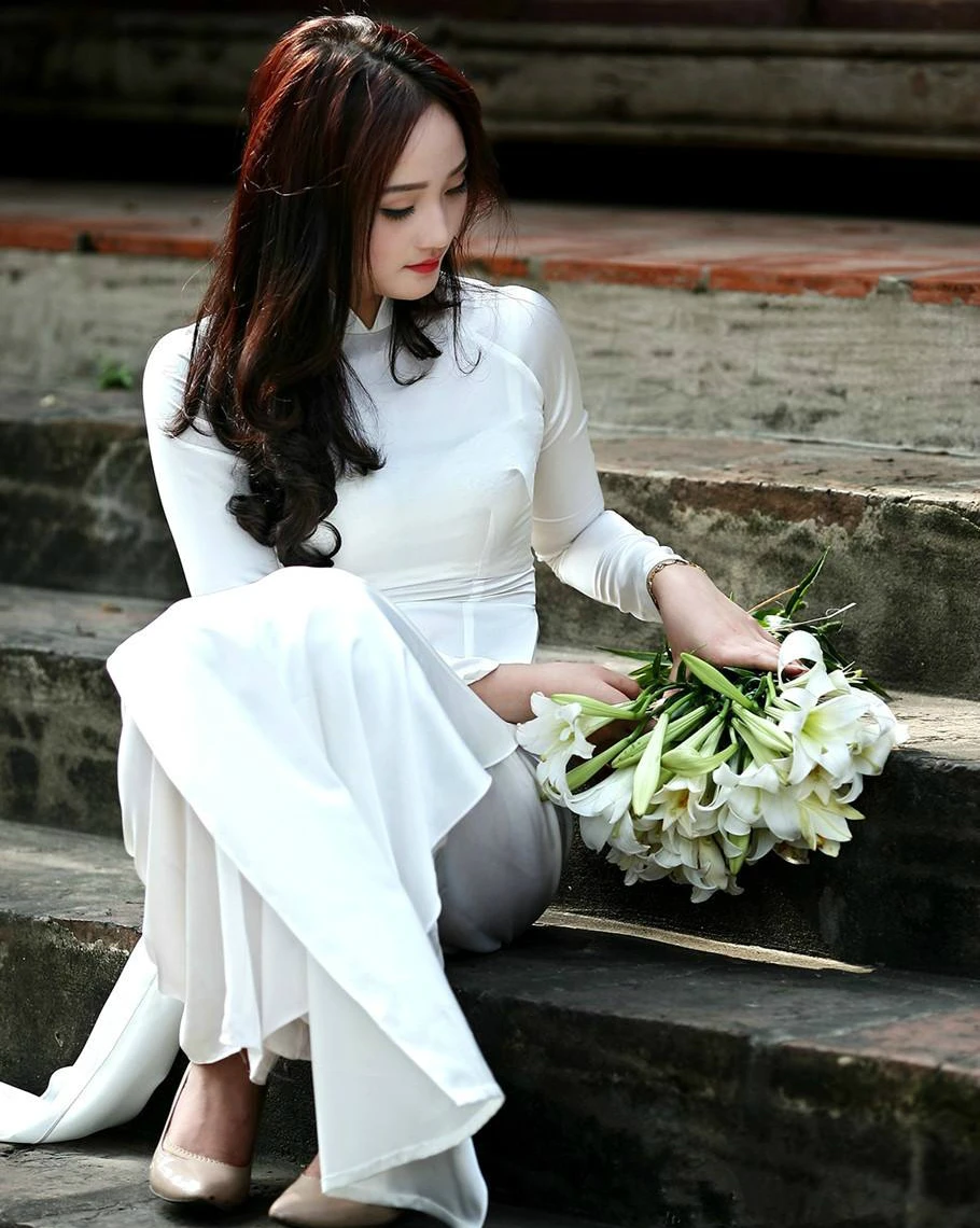 Ho Chi Minh City, Viet Nam: Ao Dai Is Traditional Dress Of Vietnam,  Beautiful Vietnamese Woman In White Ao Dai Dress In The Park Stock Photo  Alamy