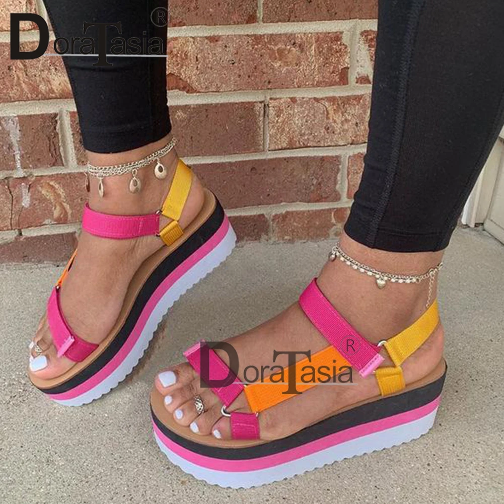 Сандалии DORATASIA женские на плоской платформе босоножки подошве модная цветная