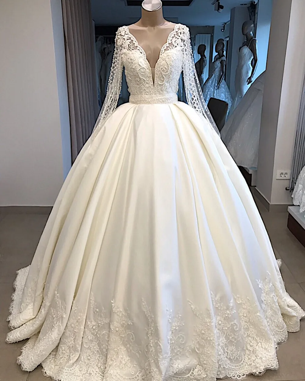 

Lace Beading Pearls Wedding Dresses Long Sleeves Satin Wedding Gowns V Neck Graceful Bride Dress Custom 2020 Vestido de noiva