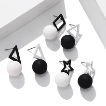 Aretes de pentagrama cuadrados triángulo blanco negro coreano pendientes colgantes de bola simples para mujer joyería de moda 2019 Oorbellen Brincos(China)