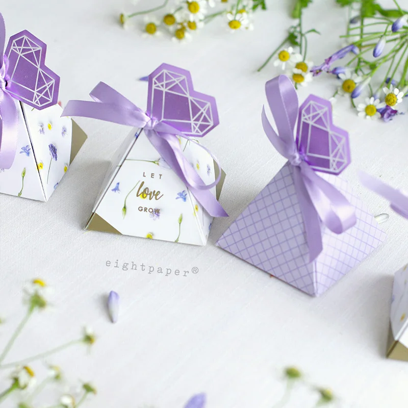 

New Purple Daisy Triangular Style Candy Box Wedding Favors Bomboniera and Gifts Box Baby Shower Party Supplies Paper Gift Bags