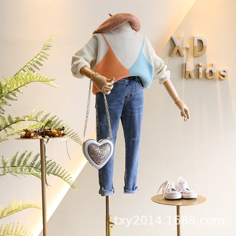 

Kids winter 2019 new female children's version of the hit color design fake Bra soft off the shoulder sweater