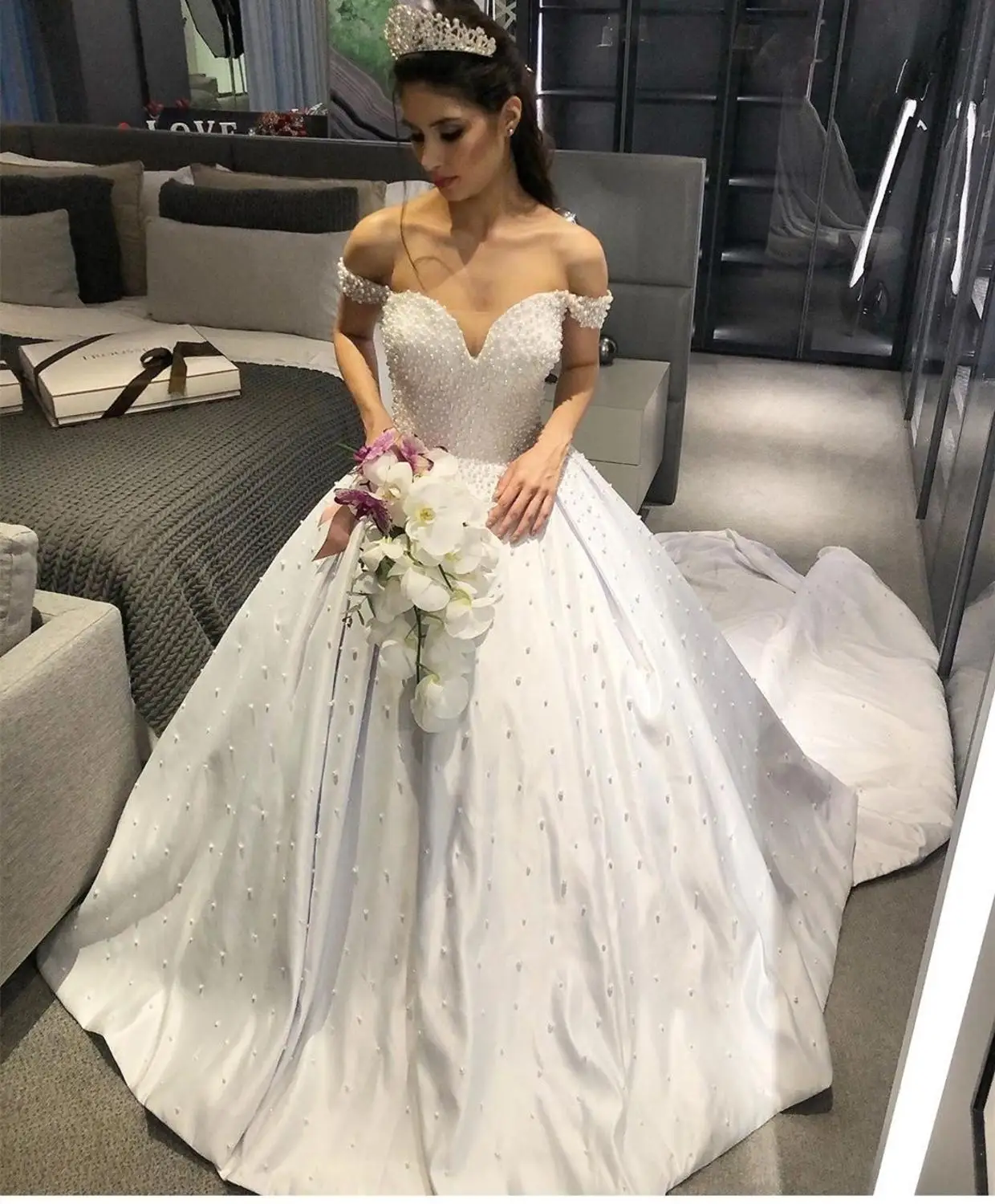 

2020 robe de soir e longue a-line satin with long train pearls cap sleeve robe mariage abiti da sposa taglie forti for women