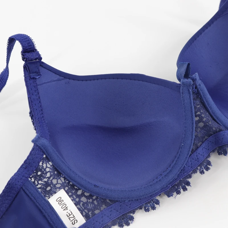 Бюстгальтер на косточках с глубоким V образным вырезом и чашками пуш