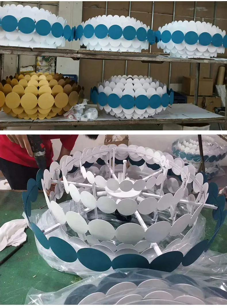 彩色圆片吊灯下_12