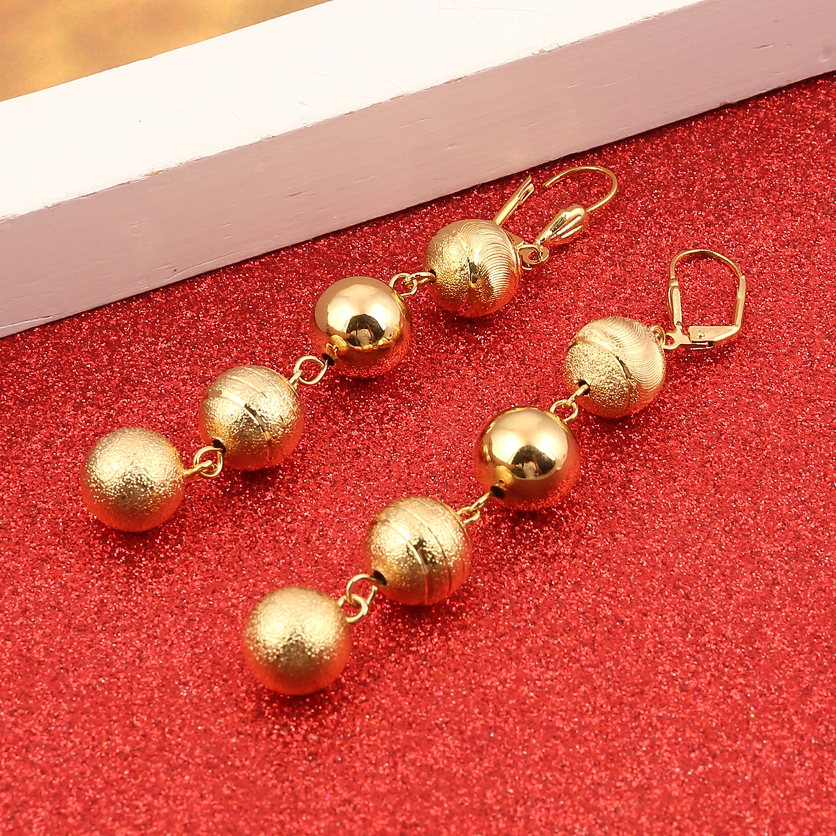 

Модные Молодежные большие блестящие золотистые длинные Круглые бусины для женщин и девушек серьги с пряжкой для ушей ювелирные изделия для свадьбы Эффектные серьги с шариками