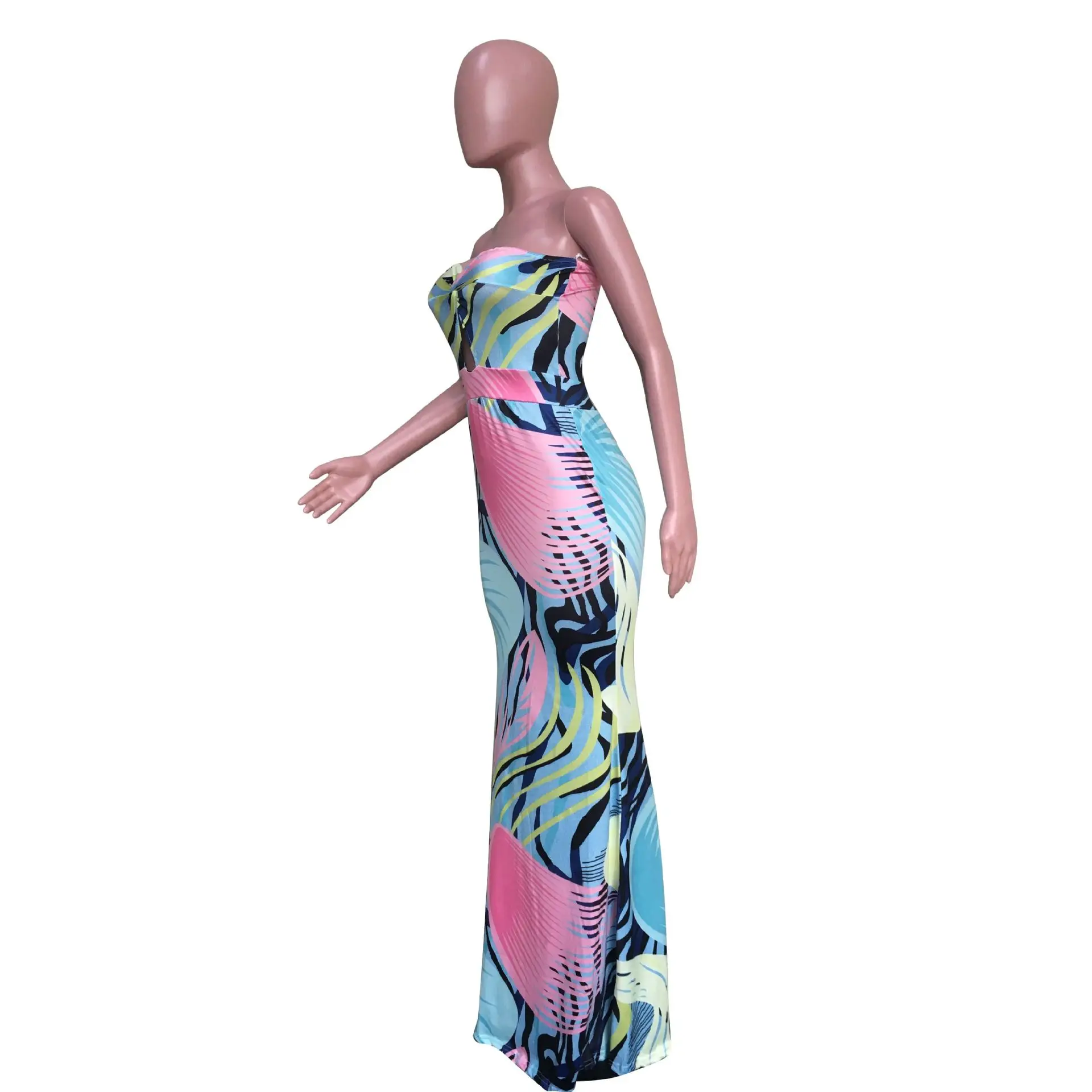 Женское платье макси без бретелек с принтом в полоску глубоким вырезом и юбкой