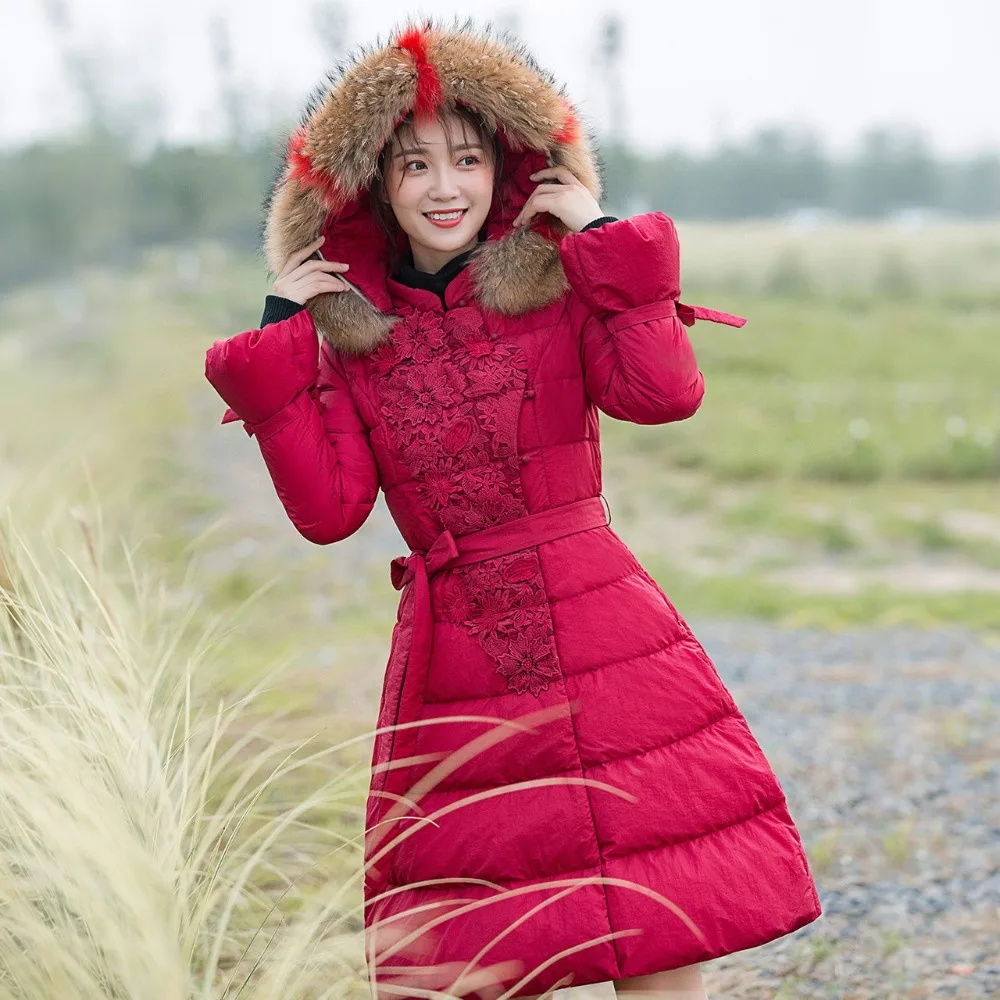 Зимний женский пуховик с меховым воротником, теплое плотное приталенное длинное пальто с вышивкой, Женская Повседневная модная парка размера плюс, пальто, куртки - Цвет: Красный