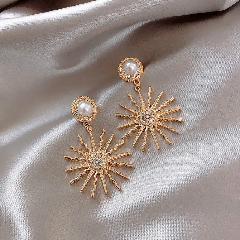 

2019 New Arrival Metal Vintage Geometric Women Dangle Earrings Ancient Roman Flower Creative Pearl Earrings Korean Jewelry