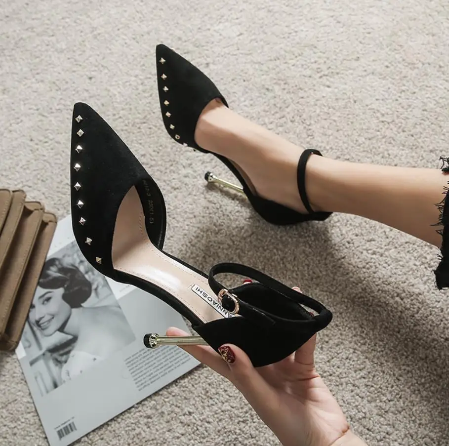 For spring and fall 2019 the new style will come with sharp toes a stylish rivet | Обувь