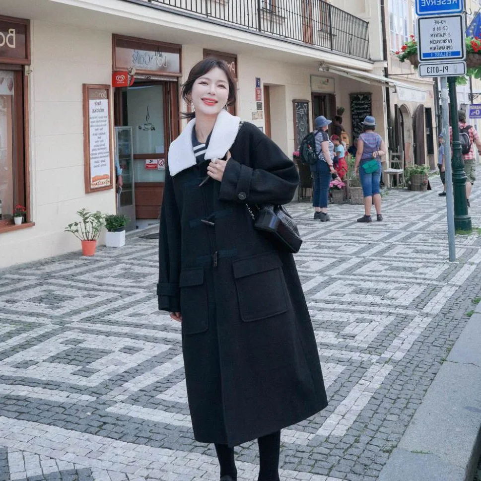 

Photo Shoot CHIC Hepburn-Style Black And White with Pattern Mid-length Lambs Wool Fold-down Collar by Age Toggle Woolen Cloth Co