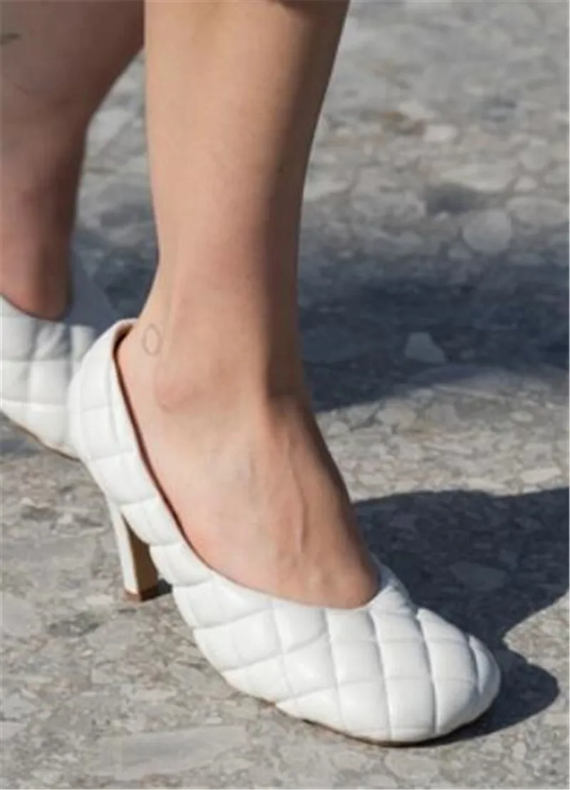 Брендовые кожаные туфли на высоком каблуке; женские туфли-лодочки для подиума и вечеринок; пикантные Zapatos De Mujer; дизайн; сезон осень; sapato feminino