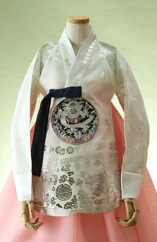 Рисунок 2 - Женское традиционное платье с блестками