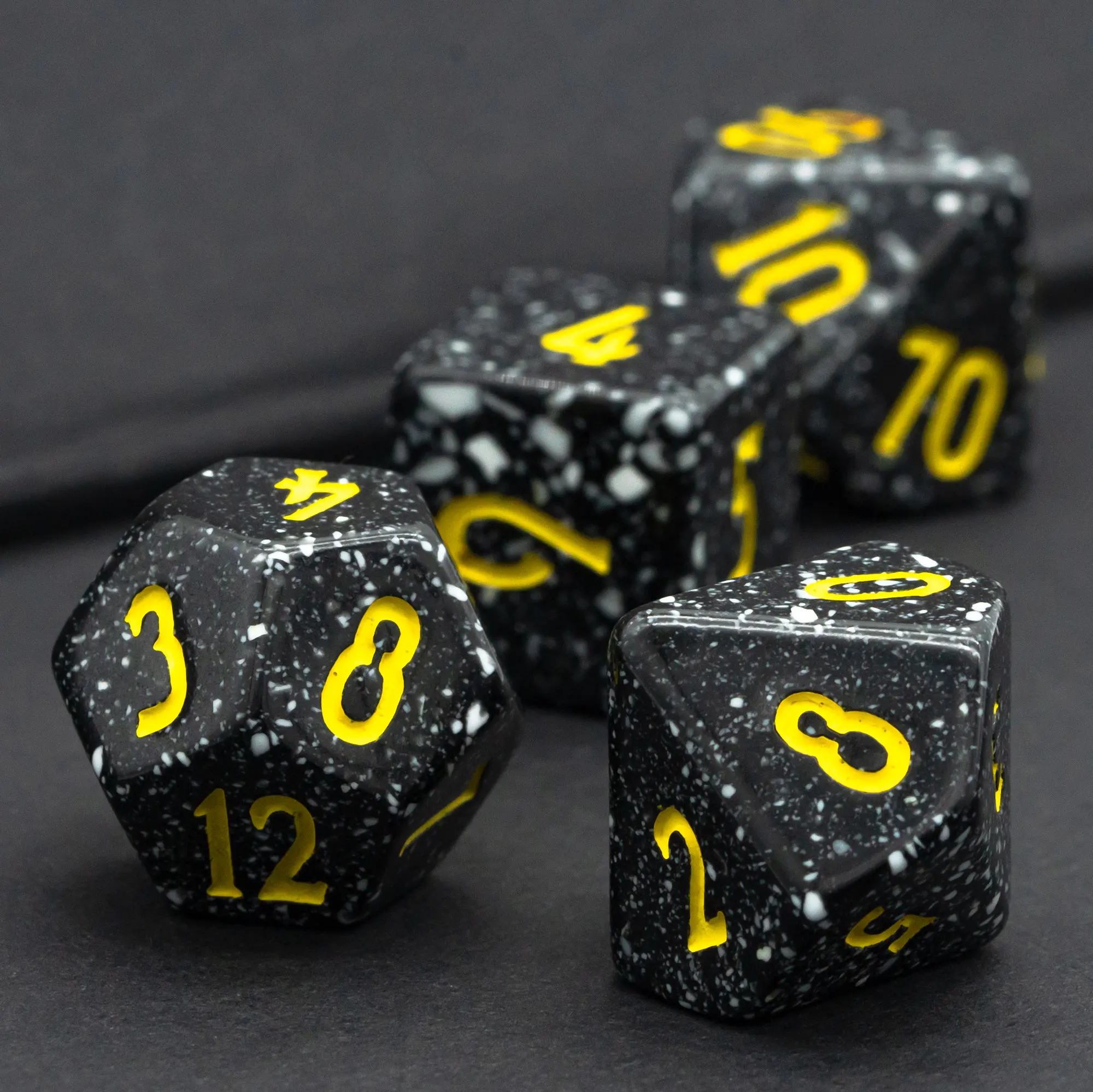 Черно-белые пятна фотография D4 ~ D20 полигедрические кости из смолы для Warhammer