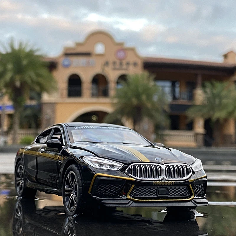 Coche de juguete BMW-M8 escala 1:32 para niños, juguete de coche de aleación fundido a presión