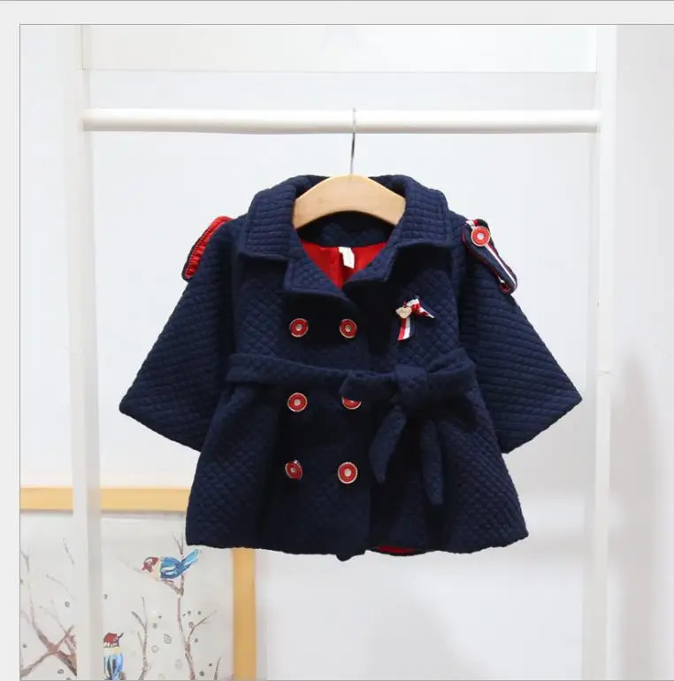 

The girl's double-breasted coat is of medium length 2