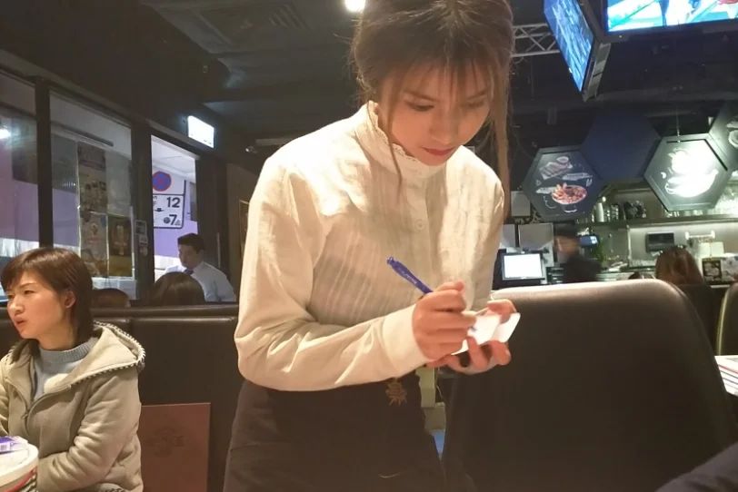 铜锣湾f级爆衫女侍应欲露还羞 - 酷玩资源网