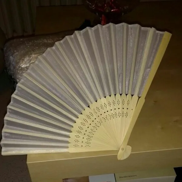 Горячая XD-50pcs элегантный белый складной Шелковый веер с органзой Подарочный пакет свадебный подарок и вечерние сувениры(белый