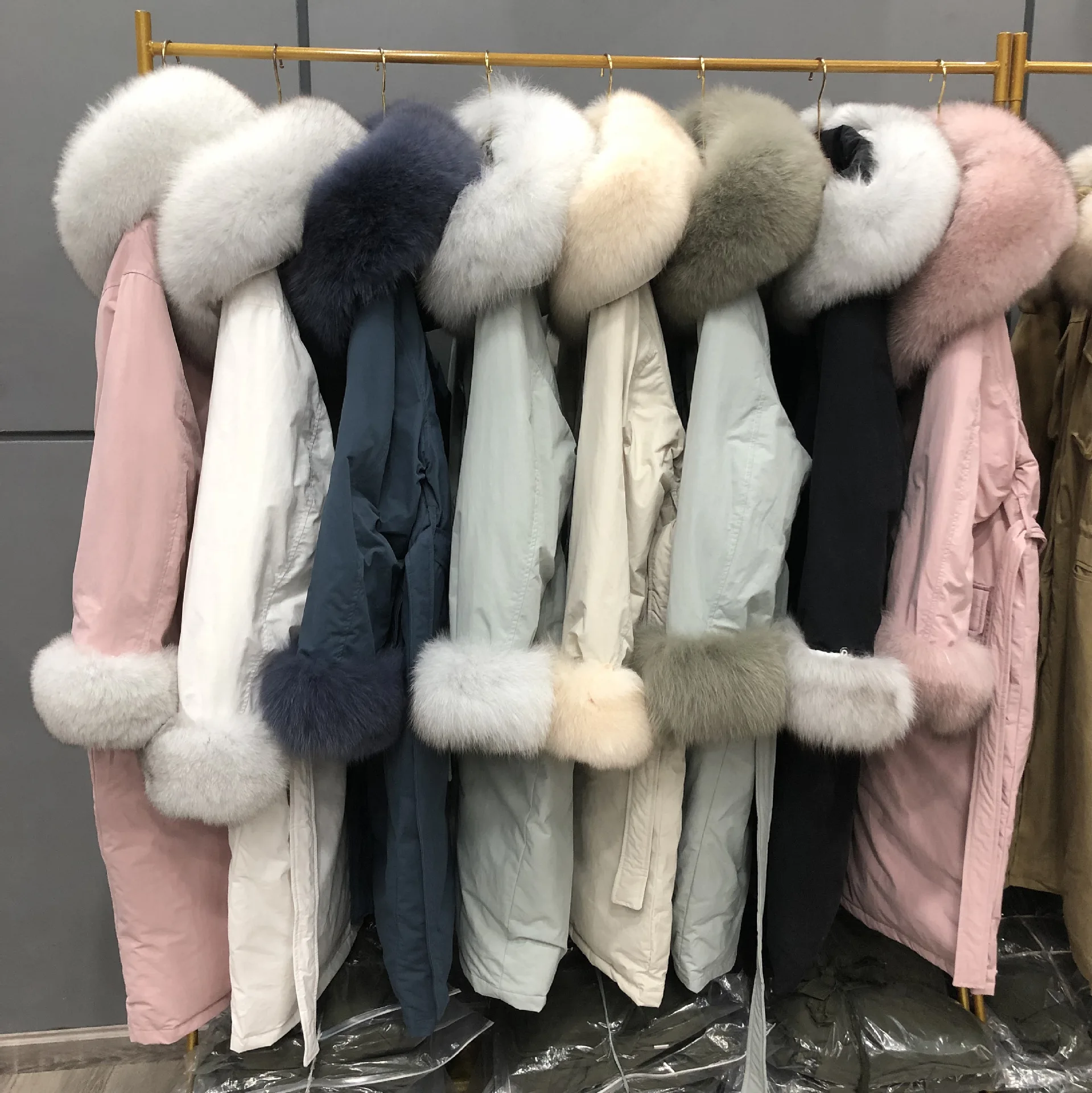 Южная Корея Dongdaemun манжета лисий мех выше колена пуховик Женская средней длины Талия обнимает большой меховой воротник толстое пальто
