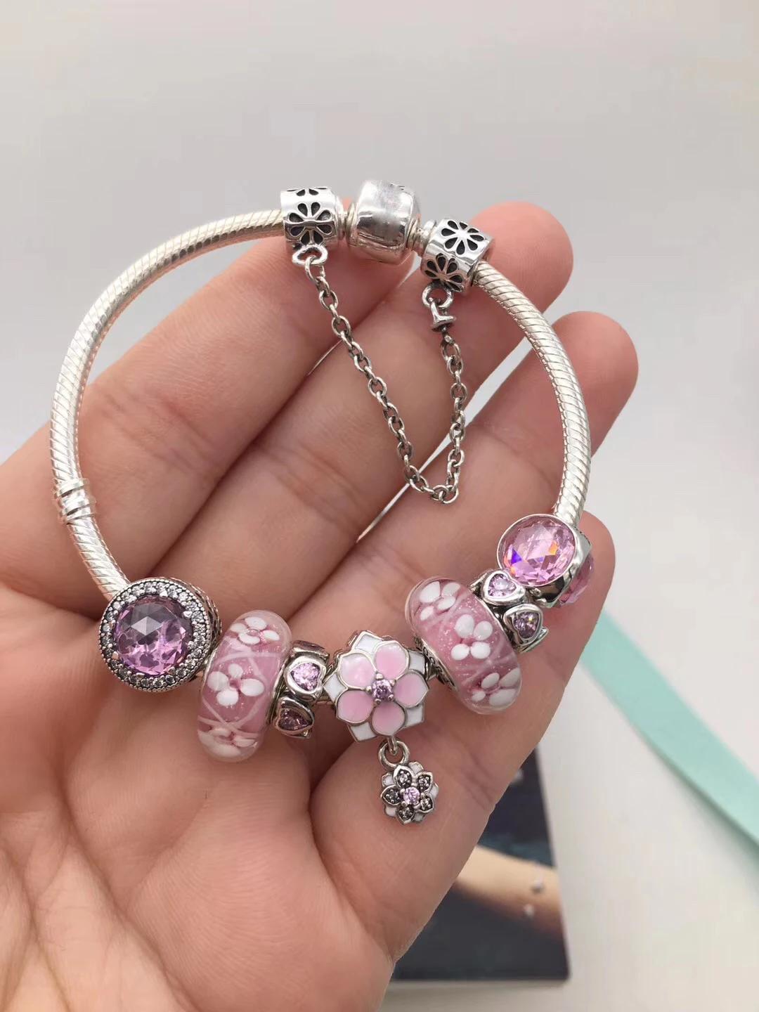 

Kristie Shop High Quality 1:1 100% 925 Pure Silver Original Pink Peach Blossom Pattern Safety Buckle Beaded Bracelet Free Of Cha