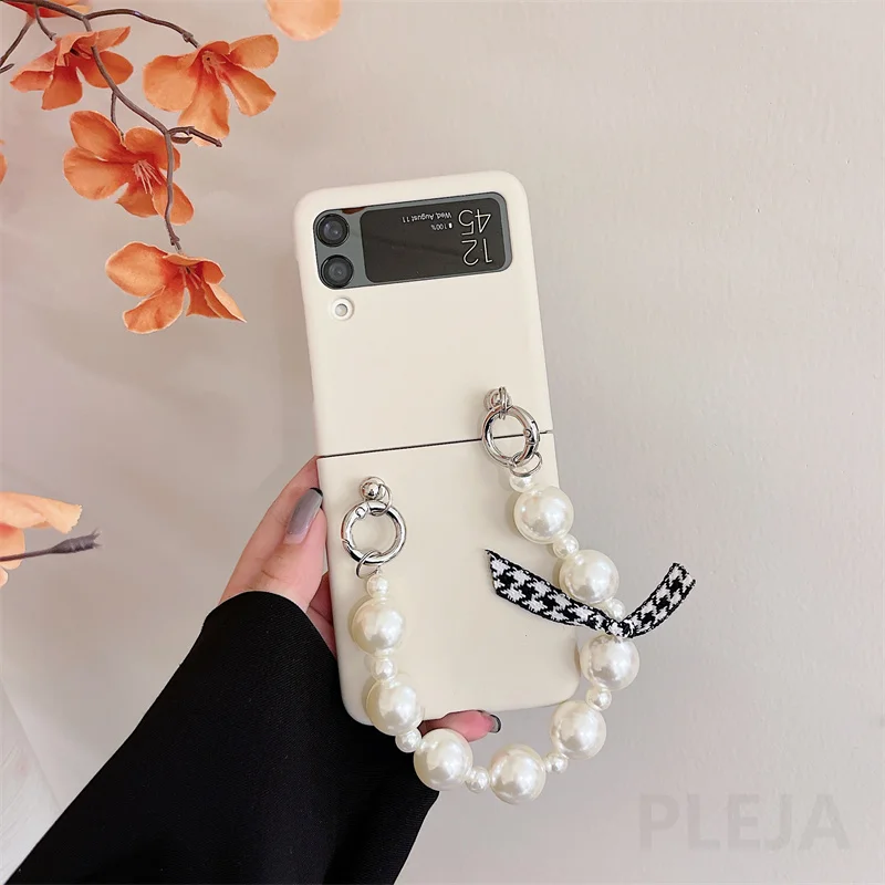 Cute Flower Holder Phone Case For Samsung Galaxy Z Flip 3 Funda Pearl Bracelet Hard Cover Stand For ZFlip3 Flip3 5G Shell Chain samsung flip3 case