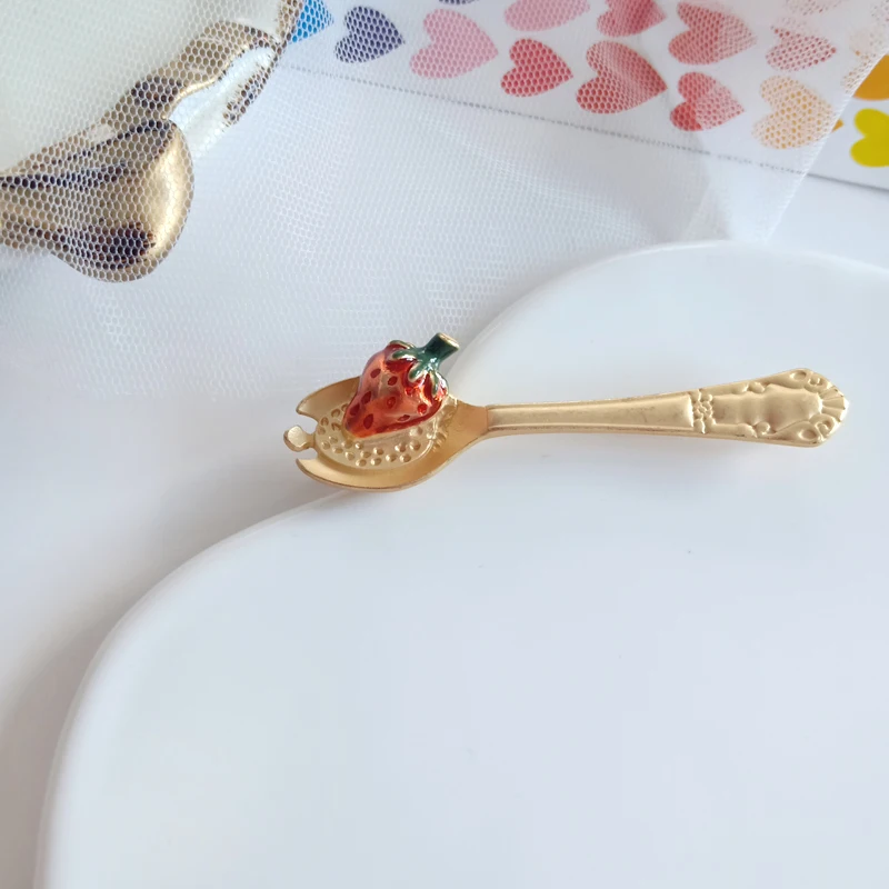 

WEISHUOLI Enamel Cute Cartoon Personalized metal texture simple creative spoon shape trend wild strawberry brooch
