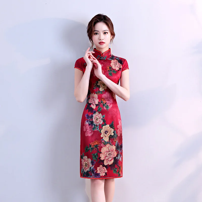 Стиль рекомендуется имитация шелковой ткани Cheongsam короткий рукав Весна Лето Стенд воротник Мода молодой повседневной жизни Cheongsam
