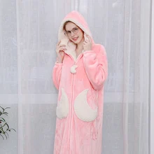 Милый бархатный халат для девочек и женщин; Коралловая ночная рубашка для пары; утепленная длинная домашняя одежда для сна с капюшоном и карманом