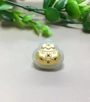 

Gold-encrusted jade and Tian Yufu bag pendant baby