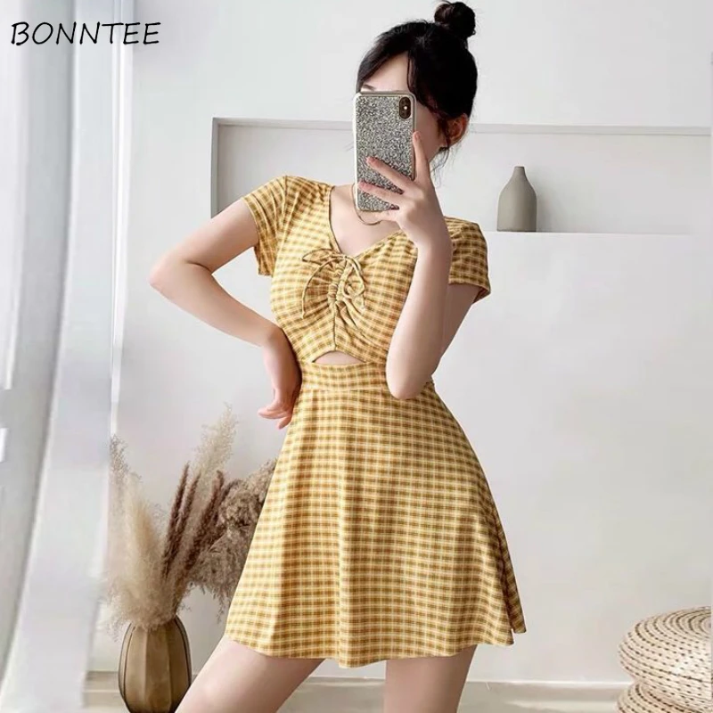 Женский облегающий купальник в клетку с высокой талией и V-образным вырезом