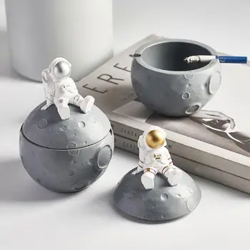 

Nordic modern home ashtray creative personality spherical astronaut lid multi-functional office ashtray smoking accessories desk