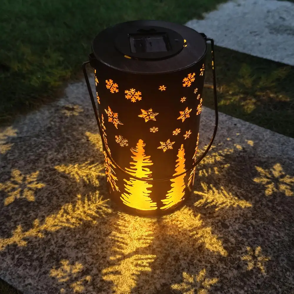 

LED Christmas Tree Snowflake Hollow Pattern Patio Yard Pathway Solar Lantern Outdoor Hanging Lights Decorative Retro Metal Xmas