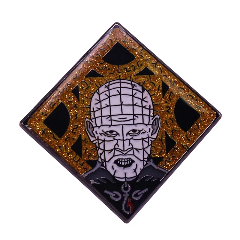 Эмалированная булавка Hellraiser из культа на которой изображен золотой пазл-бокс
