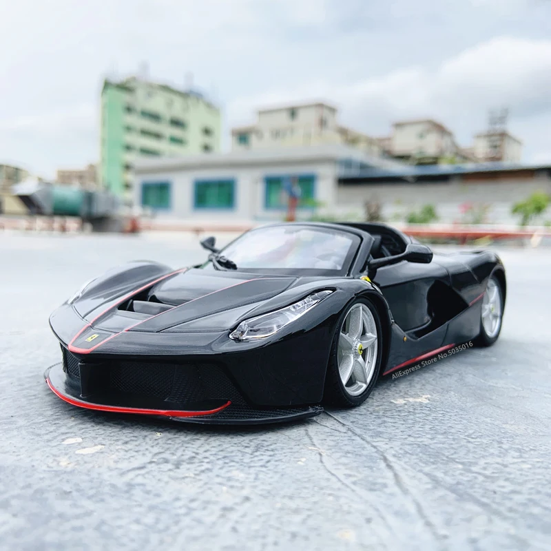 Модель автомобиля Bburago Ferrari 1:24 с имитацией высоты литье под давлением
