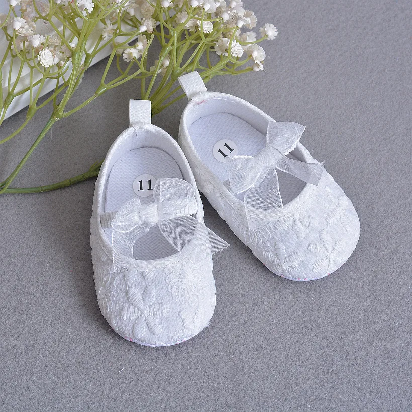 Обувь для новорожденных девочек с вышивкой на мягкой подошве; ботиночки для малышей; обувь для маленьких девочек; обувь для крещения